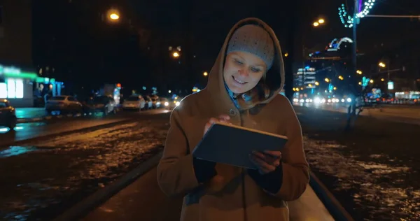 Passeio noturno na cidade com computador tablet — Fotografia de Stock