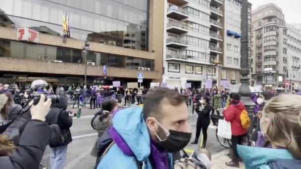 Kvinnliga protesterande lagen den 8 mars i Valencia, Spanien — Stockvideo
