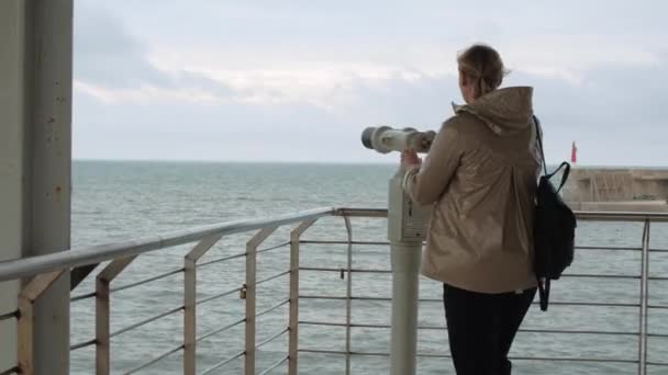 Wanita melihat laut melalui teropong di titik pandang — Stok Video