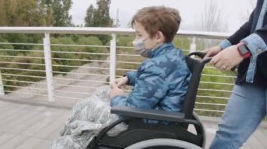 Anne özürlü bir çocuğa bakıyor.