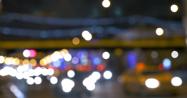 Размытые огни ночного городского движения — стоковое фото