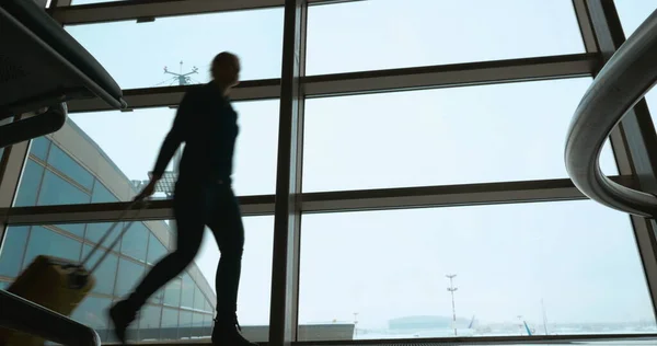 Woman with travel bag walking fast — Stock Photo, Image