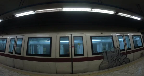 Два потяги, що виїжджають з підземної станції — стокове фото