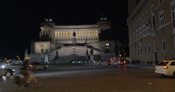 Tráfico de ciudades en Roma por Altar de la Patria — Foto de Stock