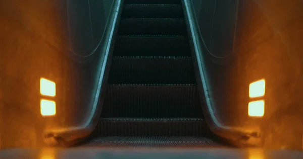 Escalera mecánica iluminada subiendo — Foto de Stock