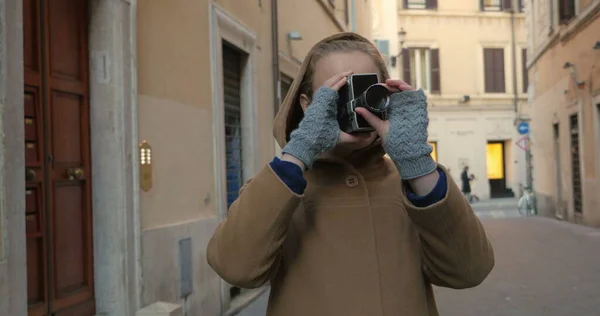 Mujer usando cámara de video retro en la calle —  Fotos de Stock