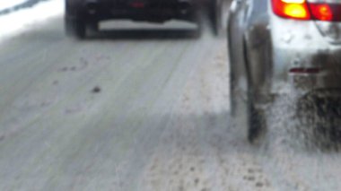 Sıkıcı bir kış gününde şehir trafiği