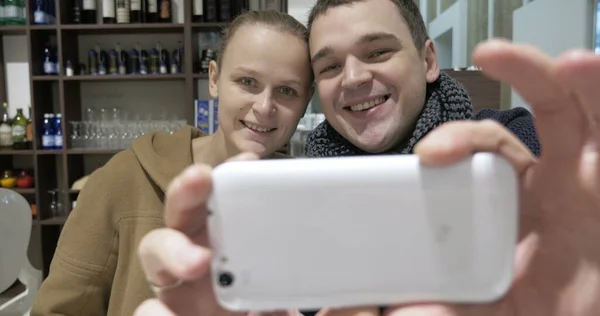 Krásný pár v kavárně dělat selfie — Stock fotografie