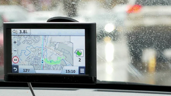 Kierowca podążający trasą na urządzeniu GPS — Zdjęcie stockowe