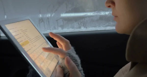 Conversa fácil no carro usando tablet PC — Fotografia de Stock