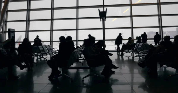 Tiempo largo y aburrido en la sala de espera del aeropuerto — Foto de Stock