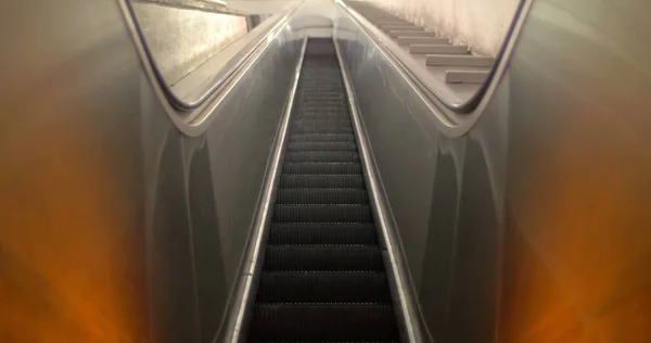 Leere Rolltreppe nach oben — Stockfoto