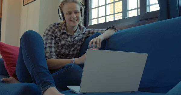 Mulher no sofá em casa ter vídeo chat — Fotografia de Stock