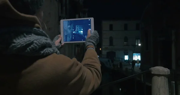 Woman with pad taking shots of Venice canal at night — Stock Photo, Image