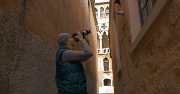 Woman trying to find a place for good shot — Stock Photo, Image