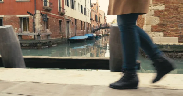 Woman in Venice walking along the canal — Stock Photo, Image