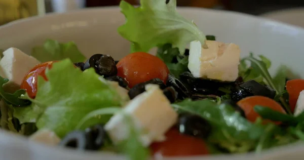 Mezclar ensalada griega antes de comer —  Fotos de Stock