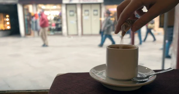 Mujer tomando café junto a la ventana en la cafetería —  Fotos de Stock