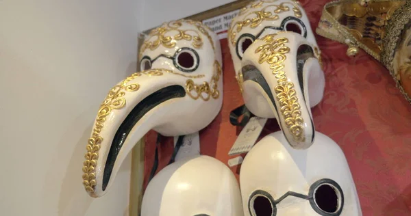 Vintage Venetian bird masks in the store — Stock Photo, Image