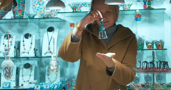 Mujer eligiendo un regalo en Murano Glass Shop en Venecia —  Fotos de Stock