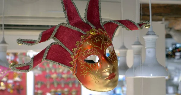 Máscara vermelha veneziana pendurada na loja — Fotografia de Stock