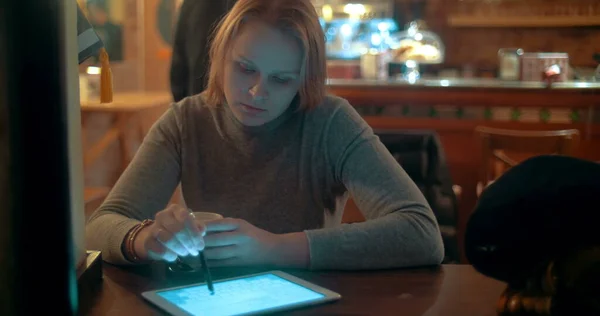 Kvinna Använda Tablet PC med Stylus i Cafe — Stockfoto
