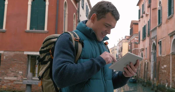 Tourist in Venice chatting on tablet PC — Stock Photo, Image