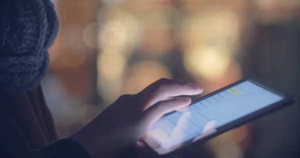 Vrouw chatten op touch pad outdoor in de avond — Stockfoto