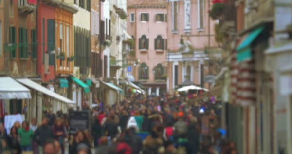 Crowd of people walking along Venetian street — Stock Photo, Image