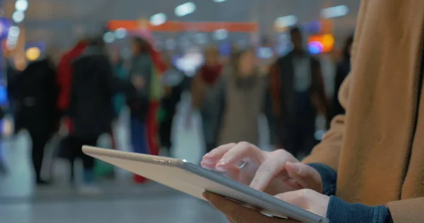 Vrouw schrijven op tablet PC — Stockfoto