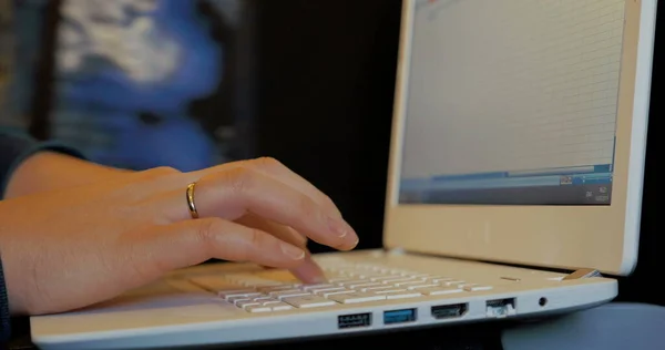 Dedos femeninos escribiendo en el teclado — Foto de Stock