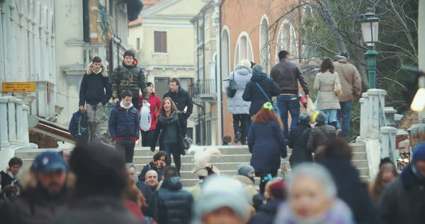 Venetian street view with people walking across the bridge — Stock Photo, Image