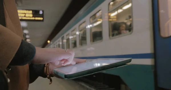 Communication with tablet PC in subway — Stock Photo, Image