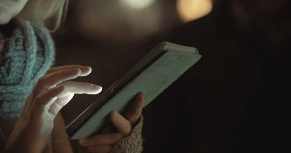 Female Typing on Tablet PC Outdoor — Stock Photo, Image