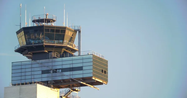 Torre de control de tráfico del aeropuerto — Foto de Stock