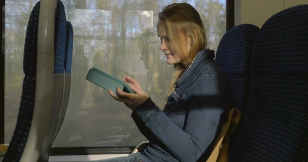 Mujer con Tablet PC en tren — Foto de Stock