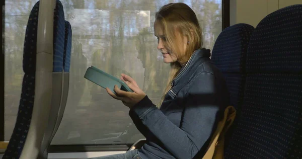 Femme avec tablette PC sur le train — Photo