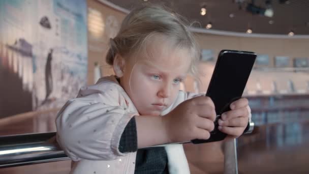 Bambino piccolo sta fissando lo schermo dello smartphone — Video Stock