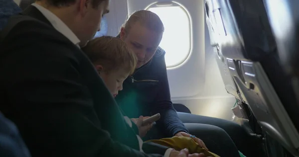 Padres e hijito viajando por aire — Foto de Stock