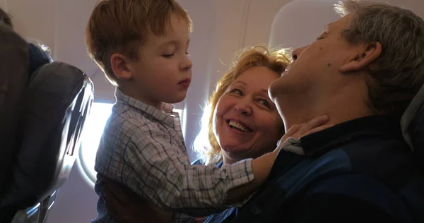 Enfant explorant grand-père visage dans l'avion — Photo