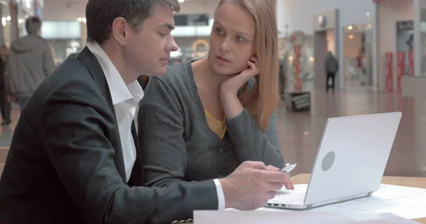 Jonge ondernemers diep aan het werk — Stockfoto