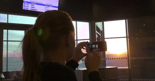 Mujer haciendo fotos al atardecer con celda —  Fotos de Stock