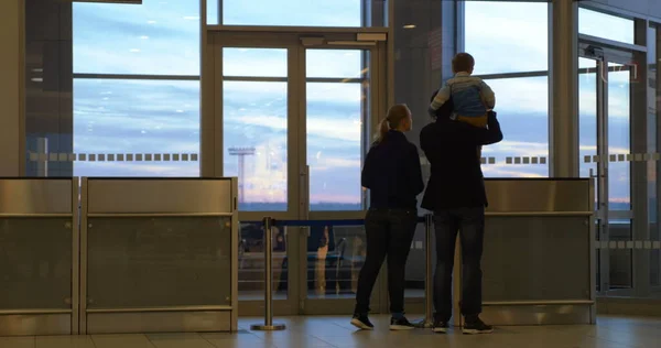 They want to show him planes — Stock Photo, Image