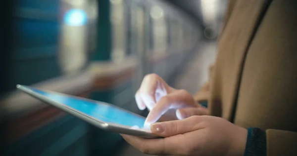 Kobieta korzystająca z tabletu przez opuszczający pociąg w metrze — Zdjęcie stockowe