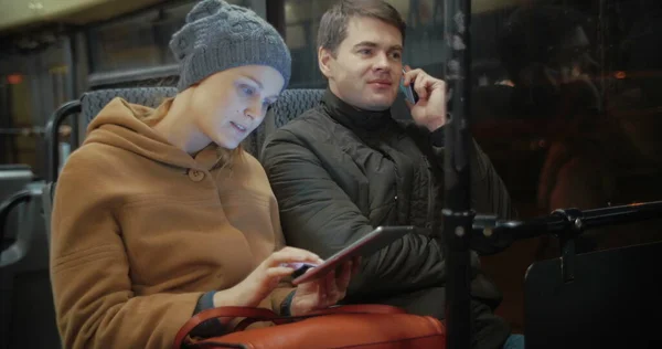 Buspassagiers met mobiele telefoon en pad — Stockfoto