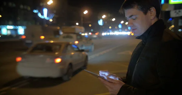 Hombre usando la almohadilla táctil por la carretera ocupada en la ciudad —  Fotos de Stock