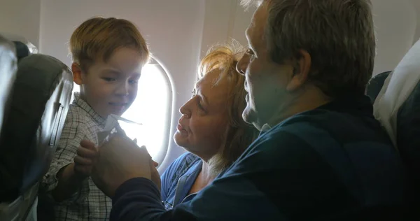 Grands-parents et petit-fils voyageant en avion — Photo