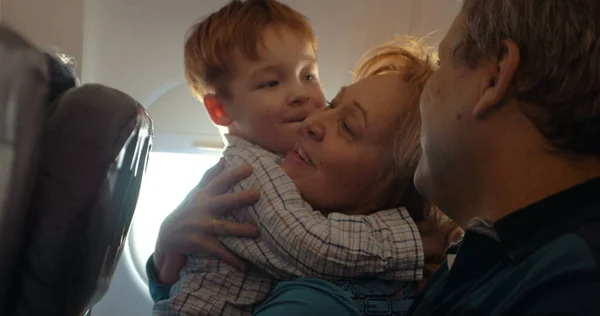 Ragazzo e sua nonna che si abbracciano in aereo — Foto Stock