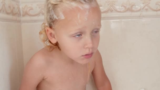 Little girl having evening shower — Stock Video