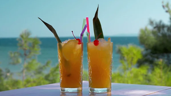 Two glasses of iced fruit drinks on sea background Vacation time — Stock Photo, Image